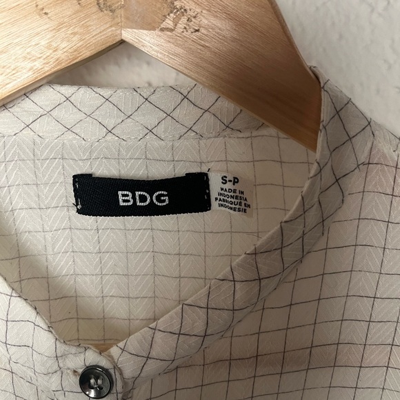 Urban Outfitters / BDG White flowy checkered button up shirt - small - Picture 4 of 7